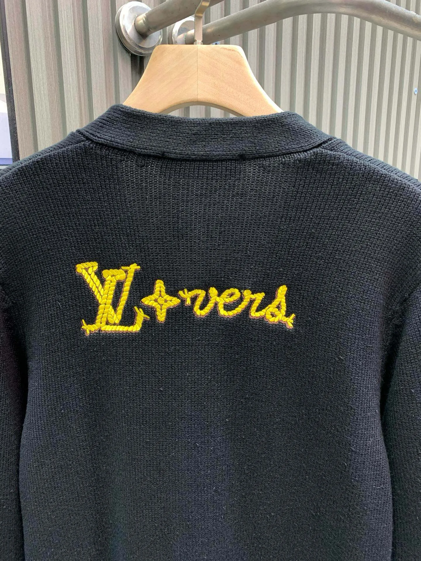 🅿️420 🀄️ Louis Vuitton 1*v25 new autumn and winter new knitted jacket with large logo on the chest. The yarn is 32-count double-ply yarn. It is composed of 30% wool and 70% cotton. It has the warmth of wool and the comfort of cotton. The color must be dyed. After five times of color adjustment, it is reactive black. The fabric is made by an imported 5-needle Stoll intarsia machine. This still needs to be made by an imported machine for better results. The thread effect is 2×1 thread material with silk processing inside. It is not easy to deform when washed. The embroidery thread is dyed wool thread. It is embroidered by a high-density Tajima machine. The embroidery order is from the outside to the inside layer by layer. The size order direction is completely consistent with zp. The threads on the back of the heart are all hand-knotted. The buttons are made of real horn buttons. The horn texture is natural and appears randomly. It has been used many times in our clothing. The letter logo is laser engraved. It is also consistent with zp after testing many times. Buttons are sewn by hand in the same direction